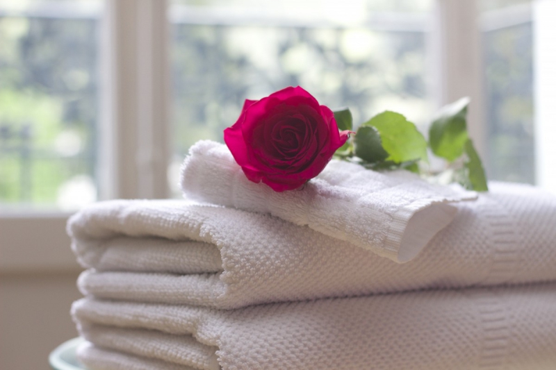 hotel-ST PIERRE-min_towel_rose_clean_care_salon_spa_white_bath-731641